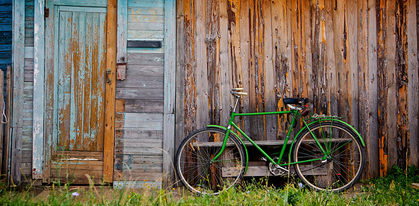 You are currently viewing Old wooden wall and green bicycle
